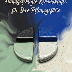 Op de afbeelding: Een set van drie keramische mokken met een gespikkelde, matte afwerking. De mokken zijn in crème, lichtgrijs en donkergrijs. Elke mok heeft een eenvoudig, minimalistisch ontwerp.