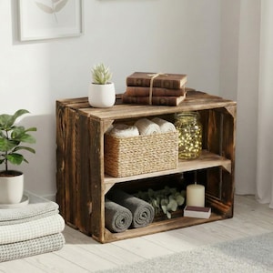 Donkere, gebrande houten kist met tussenplank – rustieke plank en schoenenrek gemaakt van fruitkisten. Vintage wijnkist als decoratie en massief houten wandplank.