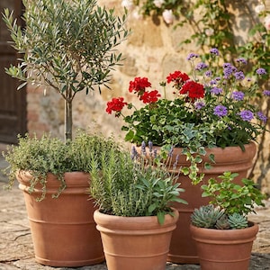 Könnte beinhalten: Ein Set aus drei Keramikbechern mit gesprenkelter, matter Oberfläche. Die Becher sind in Creme-, Hellgrau- und Dunkelgrautönen gehalten. Jeder Becher hat ein schlichtes, minimalistisches Design.