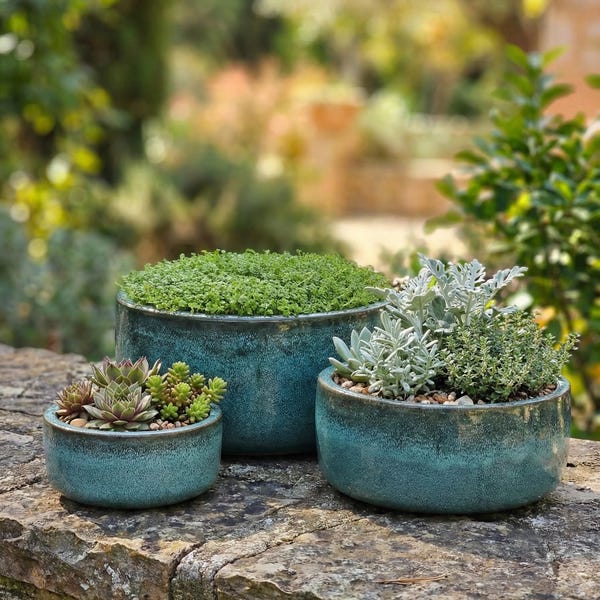 High-quality Amsterdam moss green planter | Handmade ceramic garden decoration | Weatherproof & frost-resistant | Rustic outdoor flower bowl