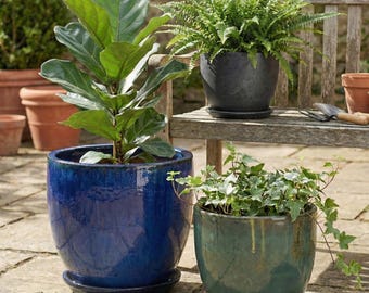 Premium ceramic planter set, handmade and frost-resistant. Glazed stoneware including matching saucer. High-quality for garden and home.