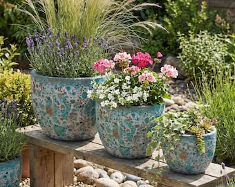 Teramico Premium ceramic planter, glazed – 100% frost-resistant & handmade. Flower pot with drainage hole for indoor/outdoor use. Color: Lava Green