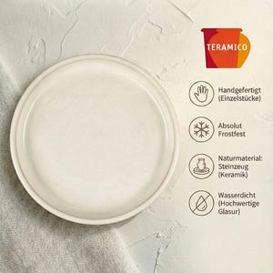 Può includere: Una tazza di ceramica bianca con manico nero e la scritta "But First, Coffee" in stile scritto a mano. La tazza è su una superficie bianca. Per bevande calde.