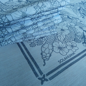 Bandana serpent aux bleuets 100 % coton sérigraphié écharpe florale botanique nappe d'autel tarot tapisserie bohème bandana pour animal de compagnie image 4
