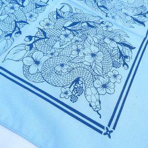 Bandana serpent aux bleuets 100 % coton sérigraphié écharpe florale botanique nappe d'autel tarot tapisserie bohème bandana pour animal de compagnie image 1