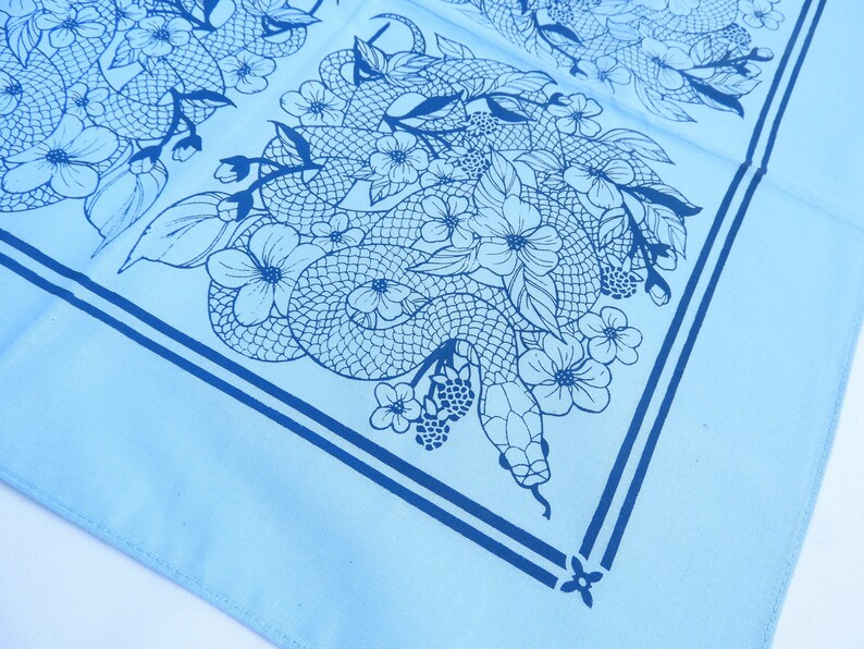 Bandana serpent aux bleuets 100 % coton sérigraphié écharpe florale botanique nappe d'autel tarot tapisserie bohème bandana pour animal de compagnie image 1