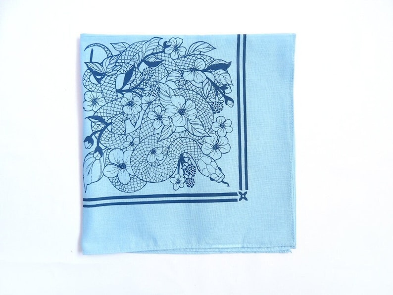 Bandana serpent aux bleuets 100 % coton sérigraphié écharpe florale botanique nappe d'autel tarot tapisserie bohème bandana pour animal de compagnie image 3