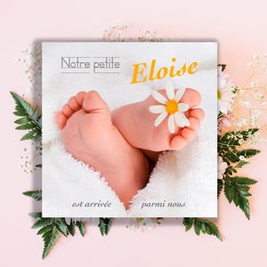 Tarjeta de anuncio de bebé niña, modelo "Piesitos" y margarita. Fotografía sencilla de pies de bebé con flores.