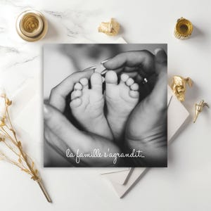 Tarjeta de anuncio de bebé niño modelo "Foto pies", fotografía en blanco y negro de los pies del bebé rodeados de mamá o papá.