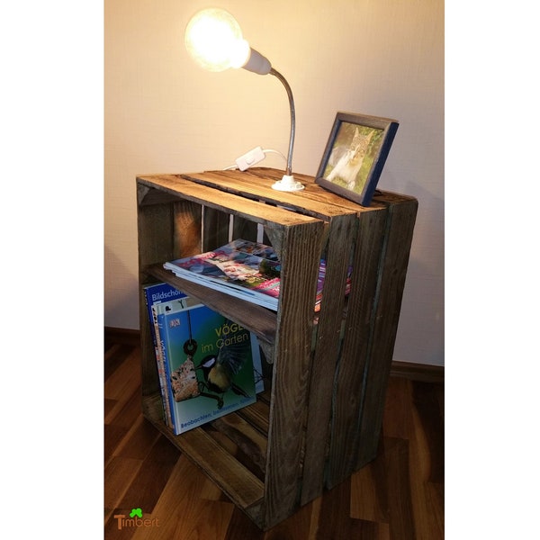 Vintage NACHTTISCH mit Retro LAMPE Rustikaler Nachtschrank Beistelltisch aus einer alten OBSTKISTE Nachtschränkchen Holz Apfelkiste Kommode