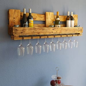 Botellero de madera para pared con portavasos marrón flameado completamente  montado estante para botellas y copas de vino -  España