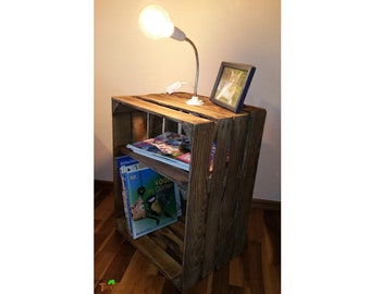 Vintage NACHTTISCH mit Retro LAMPE Rustikaler Nachtschrank Beistelltisch aus einer alten OBSTKISTE Nachtschränkchen Holz Apfelkiste Kommode