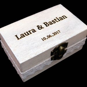 RINGBOX aus HOLZ Herz Rustikale Hochzeit Ringkissen mit GRAVUR Vintage Ringschachtel für Eheringe Ringkästchen Personalisiert in Shabby weiß