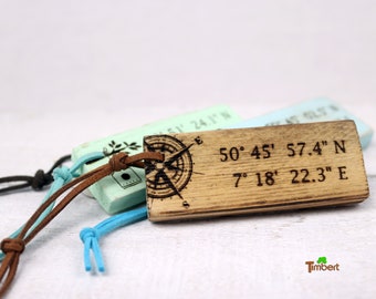 Vintage wooden key ring with coordinates, personalized gift for her, reclaimed wood, nautical engraving, Christmas, housewarming, family, man, woman