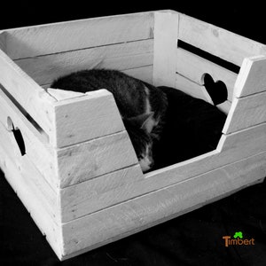 Rustikaler KATZENKORB mit LIEGEKISSEN aus Holz Katze Hund Katzenkörbchen Tierbett aus einer alten Holzkiste Vintage OBSTKISTE Shabby weiß Bild 1