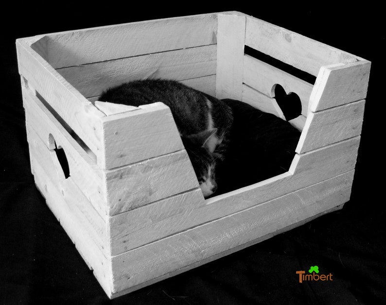 Rustikaler KATZENKORB mit LIEGEKISSEN aus Holz Katze Hund Katzenkörbchen Tierbett aus einer alten Holzkiste Vintage OBSTKISTE Shabby weiß Bild 1