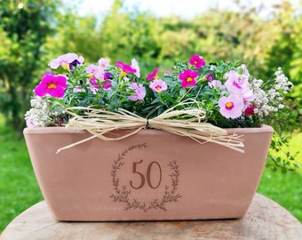 Blumenkasten aus Terracotta personalisiert mit Wunschzahl Blumen Kranz Topf Geschenk zum Geburtstag 50. Jahrestag Jubiläum Pflanzkasten Ton
