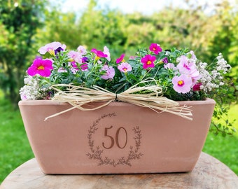 Terracotta flower box with personalized number • Engraved balcony planter • Natural gift for 50th birthdays and anniversaries • Clay planter