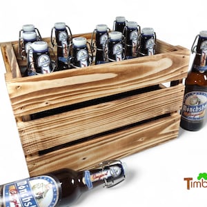 Könnte beinhalten: Eine Holzkiste gefüllt mit zwölf Glasflaschen Bier. Die Flaschen haben einen Drehverschluss und sind mit "Mönchshof Original" beschriftet. Die Kiste ist aus Naturholz und hat einen rustikalen Look.