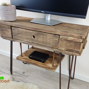 Vintage låg TV-bänk med lådor och hårnålsben tillverkade av europapallar. Skänk, industriell loftdesign, återvunnet trä, återvunnet TV-möbel.