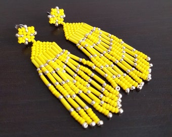 Gelbe Quasten-Ohrringe: Handgemachter Schmuck