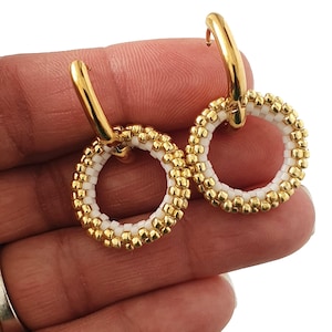 Pendientes de aro blanco, Pendientes de aro dorado, Joyería de abalorios, Pendientes hechos a mano