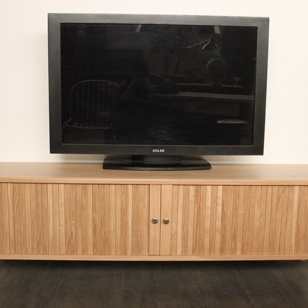 Meuble Tv design scandinave années 50 porte coulissante pied compas tout en chêne massif sur mesure possible