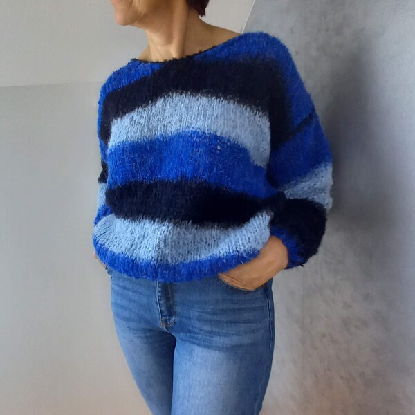 pull femme bleu et noir tricoté main, pull cocooning pour femme bleu dégradé et noir en laine acrylique et mohair