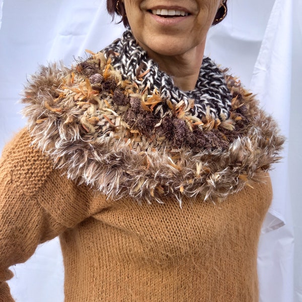Col chauffe épaules écharpe en laine beige et marron, modèle unique