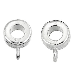 Può includere: Due tappi per perline in metallo argentato con un anello sul fondo. I tappi per perline sono progettati per essere utilizzati come connettori per collane o braccialetti.