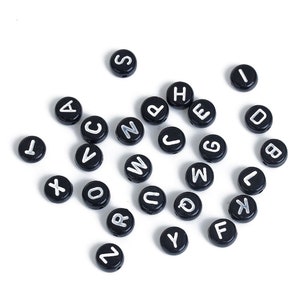 1 palabra cuentas 6 mm letra acrílica en blanco y negro