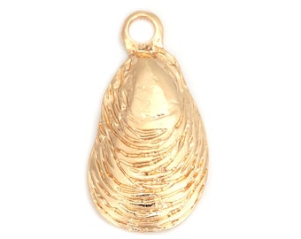 1 pendentif coquillage  moule métal doré