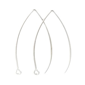 Peut inclure: Une paire de fils d'oreille en argent avec une forme de larme.