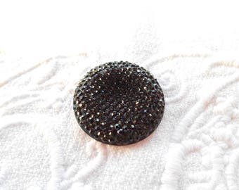 Un cabochon 25 mm, demi perle en acrylique noire façon strass.