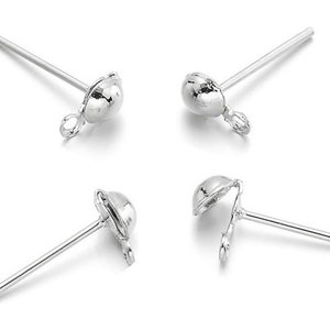 Op de afbeelding: Vier zilveren oorbelpennen met een ronde bal aan de bovenkant en een lus aan de zijkant. De pennen zijn ontworpen om een ​​kraal of andere sieraden te houden.
