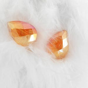 Un lot de 2 perles gouttes en verre facettes orange AB. image 1