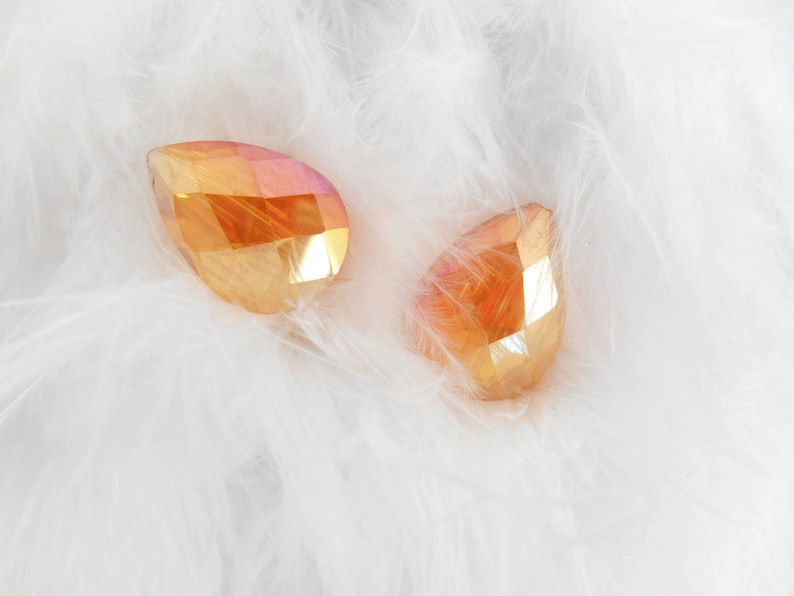 Un lot de 2 perles gouttes en verre facettes orange AB. image 1