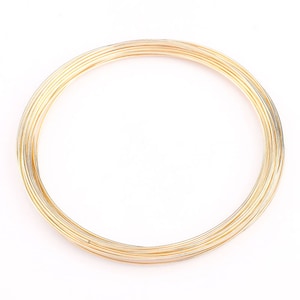 Op de afbeelding: Een spoel goudkleurig draad, perfect voor het maken van sieraden of knutselprojecten.