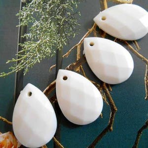 4 drops pearls pendants cream acrylic