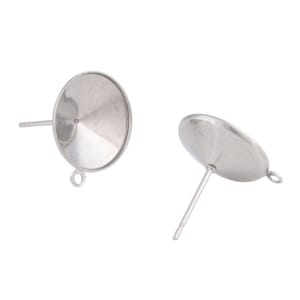 Peut inclure: Une paire de supports de boucles d'oreilles en argent avec une base ronde et plate et une boucle pour attacher un charme ou un pendentif.