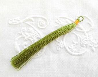 1 tassel of 8.5 cm khaki green.