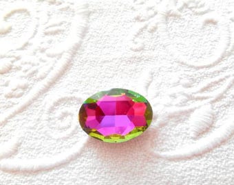 Un cabochon strass ovale 13 x 18 mm cristal rose et vert à facettes.