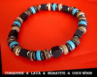 Pode incluir: Um bracelete feito de contas de turquesa, lava, hematita e madeira de coco. O bracelete está sobre um fundo vermelho.