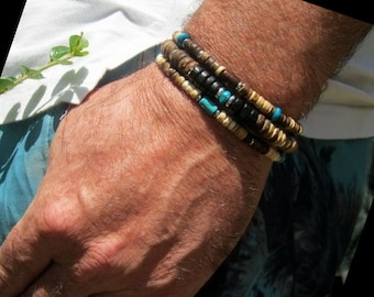 Pode incluir: Um bracelete em camadas feito de contas marrons, pretas e brancas com detalhes turquesa.