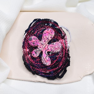 Spilla fatta a mano nera e rosa, spilla fiori, spilla moderna da donna