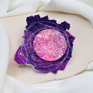 Broche faite main violette, broche fleur unique, broche en pâte polymère, broche moderne pour femme