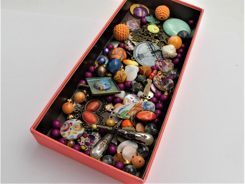 Perles en mélange pendentifs et perles diverses, 150 grammes image 2