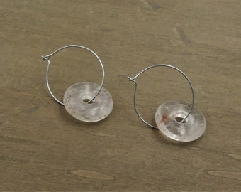 Boucles d'oreilles créoles en acier inox argenté, disques pendentifs en pierre naturelle blanc opalite et rouge orangé, cadeau femme