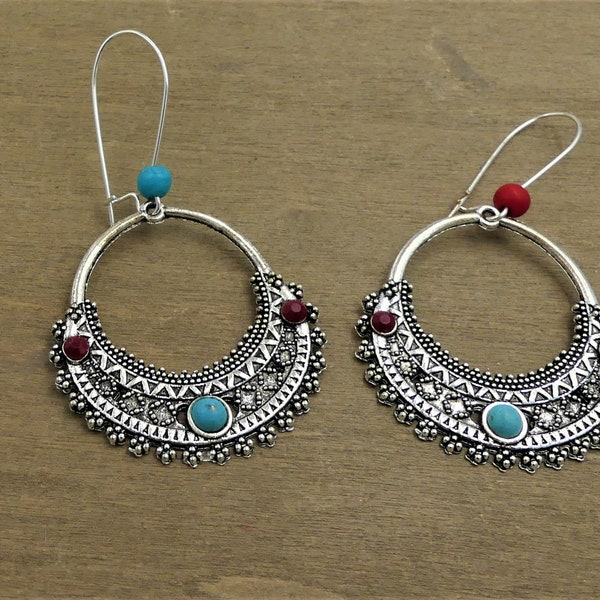 Boucles d'oreilles anneaux en laiton argenté, cabochons verre rouge et bleu, perles os rouge et bleu, fermoirs dormeuses, fait main