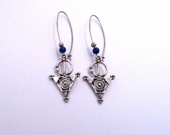 Boucles d'oreilles ethniques, touareg, laiton argenté, perles os bleu nuit, fait main, bijou femm